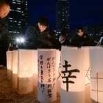 阪神・淡路大震災の犠牲者に祈りをささげる人たち＝１６日午後５時４６分、神戸市中央区加納町６、東遊園地（撮影・斎藤雅志）