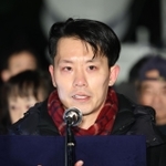 阪神・淡路大震災１・１７のつどいで、遺族代表として追悼のことばを述べた鈴木佑一さん＝１７日午前５時５１分、神戸市中央区加納町６、東遊園地（撮影・長嶺麻子）