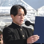 メッセージを読み上げる県立舞子高校３年の松本航海さん＝１７日午後０時２０分、神戸市中央区脇浜海岸通１、人と防災未来センター（撮影・辰巳直之）