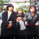 震災で亡くなった濵口寛子さん（右端）、佳子さん（中央前）＝中地英子さん提供