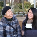 亡くなった長男を思い出し、涙する山辺武子さん（左）と、付き添った孫の纏さん＝１７日午前７時５０分、神戸市中央区加納町６、東遊園地（撮影・長嶺麻子）