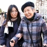 亡くなった長男を思い東遊園地を訪れた山辺武子さん（右）と、付き添った孫の纏さん＝１７日午前７時３１分、神戸市中央区加納町６、東遊園地（撮影・長嶺麻子）