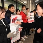 能登半島地震の緊急募金を呼びかける大学生ら＝１７日午前８時４６分、神戸市中央区布引町４、ＪＲ三ノ宮駅前（撮影・風斗雅博）