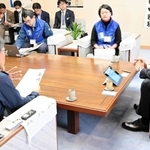 被災地の社会福祉協議会の現状を斎藤元彦知事（右）に報告する兵庫県社協職員＝県庁