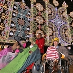 小雨が降る中、光の装飾を楽しむ人たち＝１８日夜、神戸市中央区加納町６（撮影・斎藤雅志）