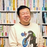 闘病記のみを集めた私設図書館をオープンした金井一弘さん＝大阪市中央区内平野１