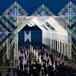 きらびやかな電飾が浮かび上がった神戸ルミナリエ＝１９日夜、神戸市中央区波止場町、メリケンパーク（撮影・中西幸大）