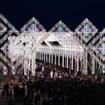 きらびやかな電飾が浮かび上がった神戸ルミナリエ＝１９日夜、神戸市中央区波止場町、メリケンパーク（撮影・中西幸大）
