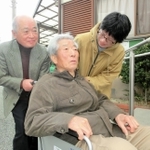 避難に支援が必要な西田武尚さん（中央）と自治会長の武久栄一さん（左）、民生・児童委員の筒井あけみさん＝明石市魚住町西岡