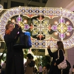 来場者でにぎわった旧居留地の神戸ルミナリエ会場＝１９日夜、神戸市中央区浪花町（撮影・小林良多）