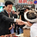 第４次安倍再改造内閣で経済再生担当相として初入閣し、就任後初めて地元・明石入りした西村康稔氏（左）＝２０１９年９月、明石市本町１