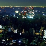 阪神・淡路大震災発生当夜の神戸・三宮。真ん中に光の全くない空間が広がる。その上に赤い明かりが見えるのは神戸市役所など。奥は大阪の街＝１９９５年１月１７日、ビーナスブリッジから
