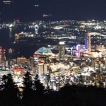 「１千万ドル」とも称される神戸の夜景。震災から２９年。一度は消えた「光の街」は輝きを増す＝２０２３年１２月、神戸市灘区摩耶山町、掬星台から（撮影・三津山朋彦）