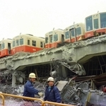 震災で崩れた後、解体される石屋川車庫＝１９９５年２月１６日