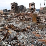 大規模火災が起きた「輪島朝市」付近。焼失した建物や車なども依然手付かずのままだ＝２１日午前、石川県輪島市（撮影・笠原次郎）