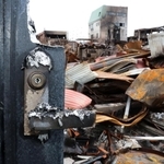 火災で焼けた扉＝２１日午前、石川県輪島市（撮影・笠原次郎）