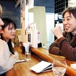 糖尿病患者が集う「ＩＤＤＭカフェ」オーナーの遠山朋美さん（右）。開店の理由には「自分も助けてもらいたかった」という一面も。客の前で泣きじゃくり、慰めてもらったこともあるという＝神戸市兵庫区西多聞通２