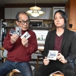 震災直後のラジオ放送の音源をＣＤ化した三条杜夫さん（左）と息子の祥平さん＝神戸市垂水区