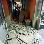 阪神・淡路大震災で壁が崩れたラジオ関西の旧社屋。がれきの中から放送を続けた。＝１９９５年１月１７日、神戸市須磨区行幸町
