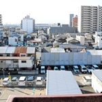 一斉廃業し、市による建物の買収が進む旧かんなみ新地。中央の１棟は解体が始まった＝尼崎市神田南通３