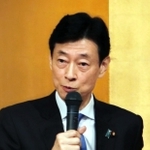 明石コミュニティー懇話会であいさつをする西村康稔前経済産業相＝２２日夕、明石市松の内２