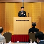 明石コミュニティー懇話会であいさつをする西村康稔前経済産業相＝２２日夕、明石市松の内２