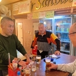創業１００年に向けて。老舗角打ち店「ピアさんばし」の４代目、三橋優策さん（左）と父の敏弘さん（中央）＝神戸市兵庫区笠松通７