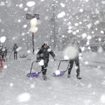 朝から雪かきに追われる人たち＝２４日午前、豊岡市寿町（撮影・阿部江利）