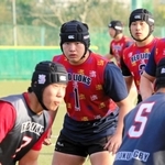 全国高校大会を前に、仲間と練習に励む報徳学園高の前川晏二選手（中央）＝２０２３年１２月２０日、西宮市上大市５、同高グラウンド