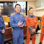 報道陣を前に、被災地での活動を振り返る原弘典課長（左から２人目）ら＝兵庫県災害対策センター