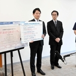 不妊治療支援検討会の中間報告を受け、支援策の拡充方針を打ち出した斎藤元彦知事（左）＝神戸市中央区、英ウィメンズクリニック