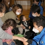 赤ちゃんから祖母まで３世代に足湯する神戸大学の学生。会話を楽しんだ後、祖母が「笑ってんとやっとれん」とつぶやいた＝２０日、石川県七尾市（撮影・笠原次郎）