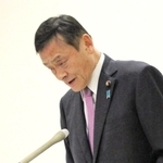 自民党派閥の政治資金パーティー裏金問題を巡り、会見で頭を下げる末松信介参院議員＝２４日午後、東京都千代田区