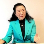 自ら手がけた明石海峡大橋のライトアップ写真を見ながら、思いを語る石井幹子さん＝東京都渋谷区