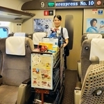 山陽新幹線の車内ワゴン販売（ＪＲ西日本提供）
