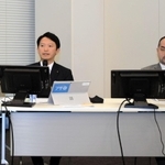 フィールドパビリオンと地域経済について語る兵庫県の斎藤元彦知事（左）＝大阪市北区、グランフロント大阪