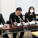 会見で説明する弁護団の松本隆行団長（左端）ら＝２５日午後、神戸市中央区橘通１