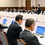 兵庫県内41市町の首長らが参加し、２０２４年度の事業などについて意見を交わした「県・市町懇話会」＝県公館
