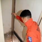 加古川市中央消防署にある滑り棒。現在は使われていない＝いずれも同市加古川町本町