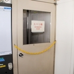 加古川市中央消防署の事務室の一角。滑り棒につながるドアは、常時閉じている＝加古川市加古川町本町