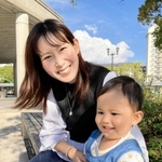 産褥期精神病を経験した井上美穂さん（左）。治療後は子育てに励んでいる＝神戸市西区