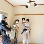 子育て世帯向けにリノベーションされた県営住宅を見学する斎藤元彦知事と親子連れら＝尼崎市蓬川町（撮影・広畑千春）
