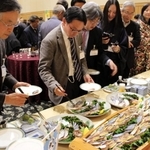 「ぼうぜ鯖」など地元の料理が振る舞われた懇話会＝29日夜、東京都内