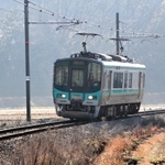 ＪＲ加古川線西脇市-谷川間を走る電車＝西脇市内