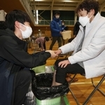 能登半島地震の避難所で足湯を提供する神戸大の学生ボランティア＝２０日、石川県七尾市（撮影・笠原次郎）