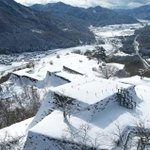 特別に許可を得てドローンで撮影した国史跡・竹田城跡＝２０２３年１月、朝来市和田山町竹田
