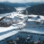 特別に許可を得てドローンで撮影した国史跡・竹田城跡＝２０２３年１月、朝来市和田山町竹田