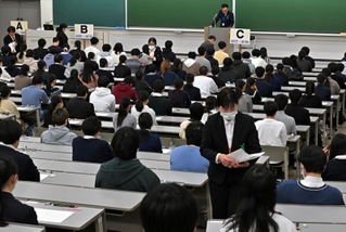 問題用紙が配られ試験開始を待つ受験生ら＝１日午前、西宮市上ケ原一番町、関西学院大学（撮影・斎藤雅志）
