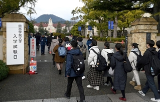 試験会場に向かう受験生ら＝１日午前、西宮市上ケ原一番町、関西学院大学（撮影・斎藤雅志）