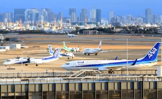 全日空（ＡＮＡ）などの機体が行き交う駐機場＝１日午後、大阪（伊丹）空港（撮影・吉田敦史）